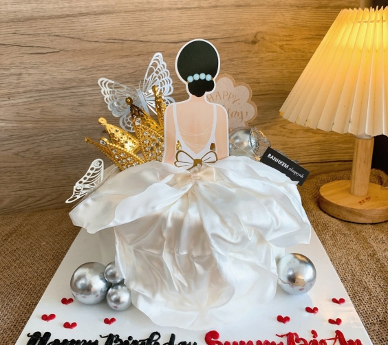 Bánh chúc mừng sinh nhật cô gái 