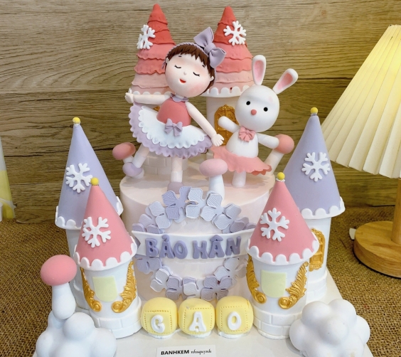 Bánh chúc mừng sinh nhật cô bé và chú thỏ trắng 