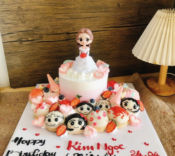 Bánh chúc mừng sinh nhật cô dâu và bọn nhỏ 