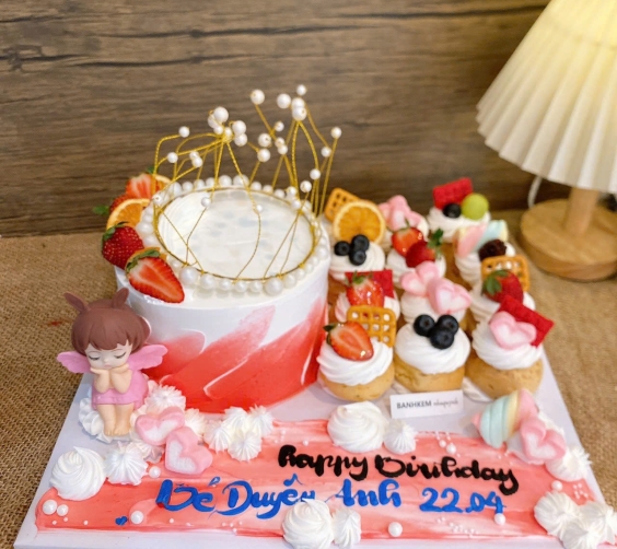 Bánh chúc mừng sinh nhật lung linh cho bé