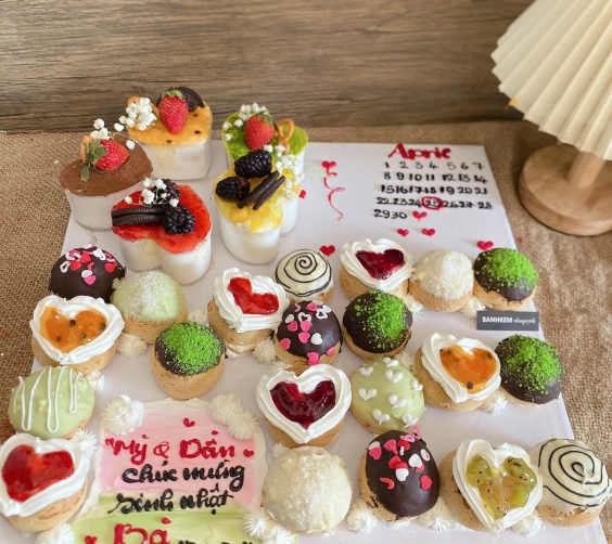 Bánh kem chúc mừng sinh nhật bạn